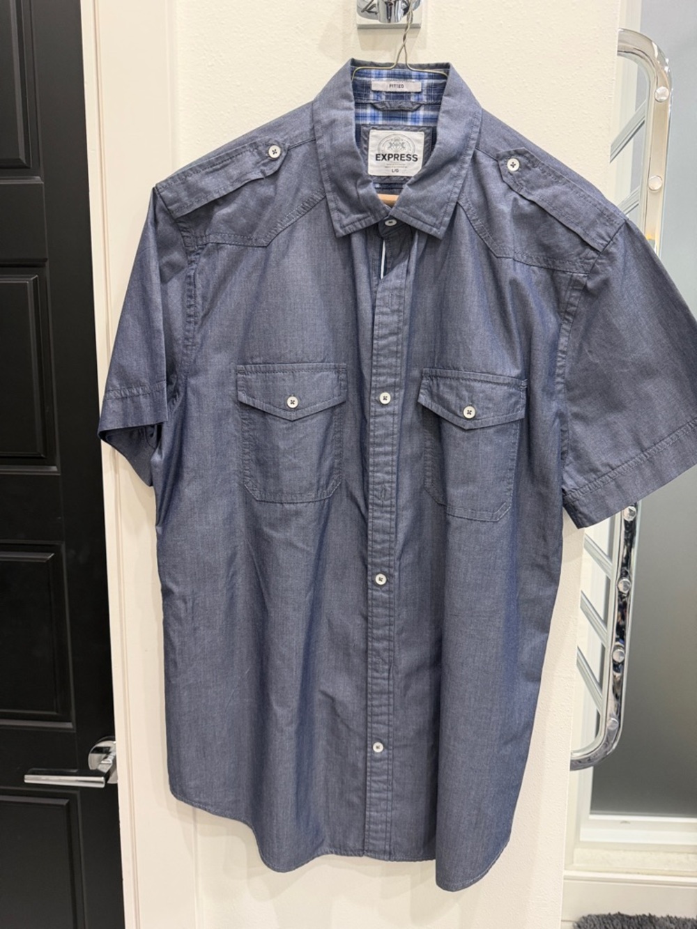 Express Men's Short Sleeve Chambray Button-Down Shirt - Blue